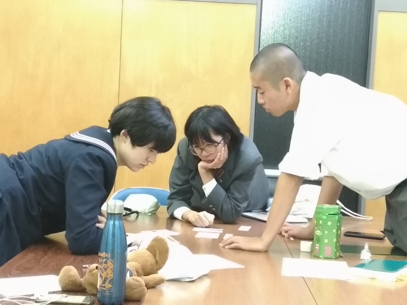 英語での課題に取り組む高校生