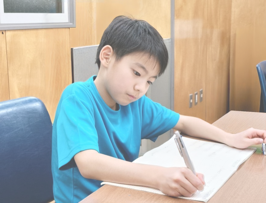 高松市の英語教室で学習に取り組む小学生
