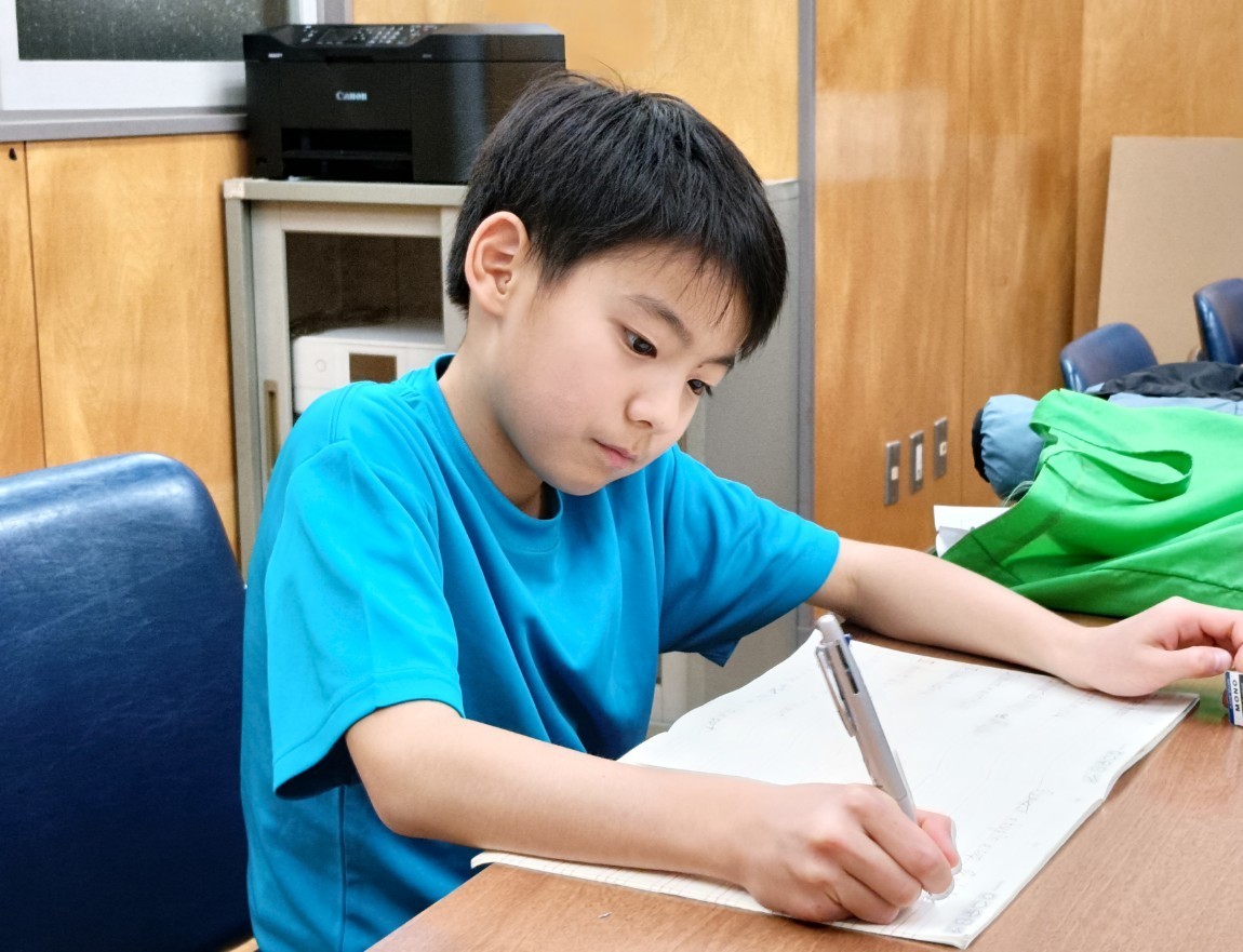 英語の読み書きを学習中の小学生